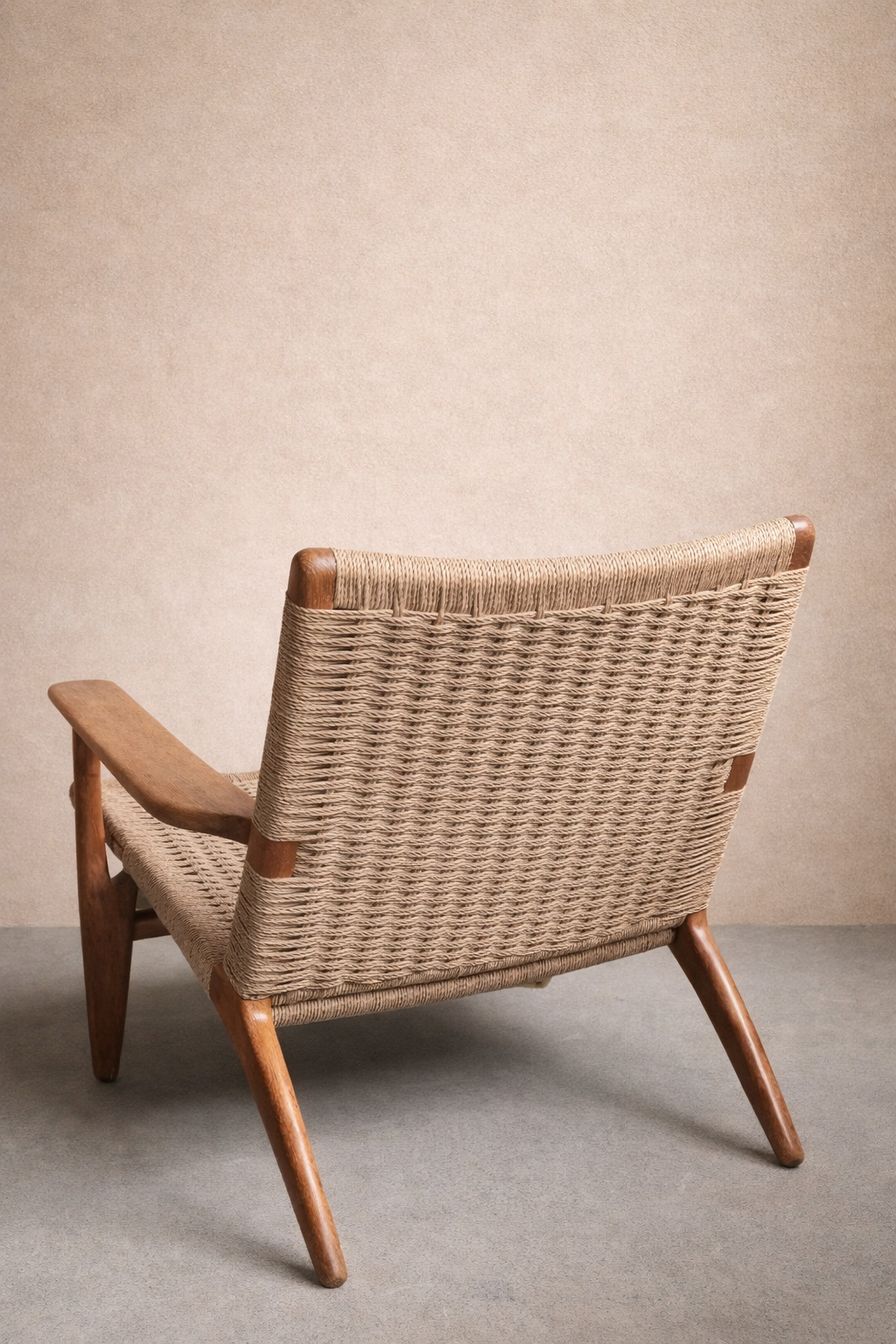 Poltrona lounge CH25, design Hans J. Wegner (1950), produzione originale Carl Hansen & Søn – Odense, Danimarca.