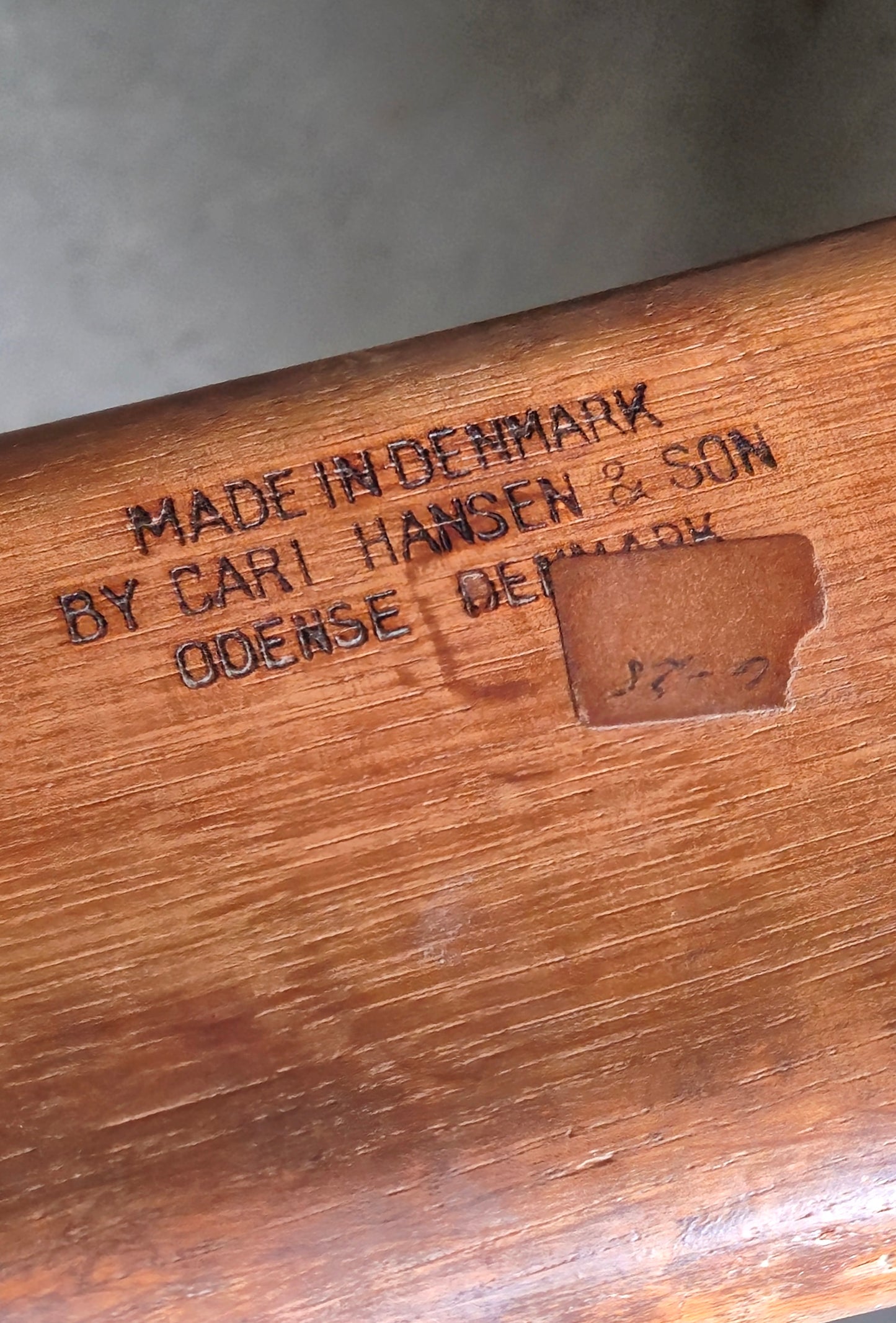 Poltrona lounge CH25, design Hans J. Wegner (1950), produzione originale Carl Hansen & Søn – Odense, Danimarca.