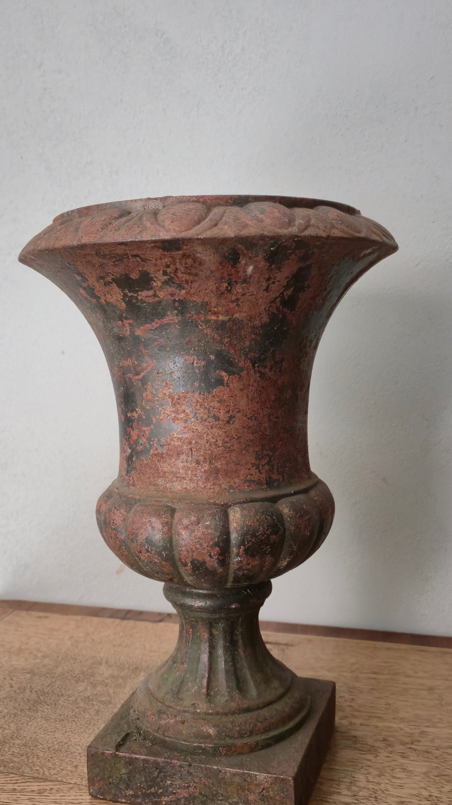 Vaso Médicis in ghisa originale, Francia 1900, patina antica – h 30 cm