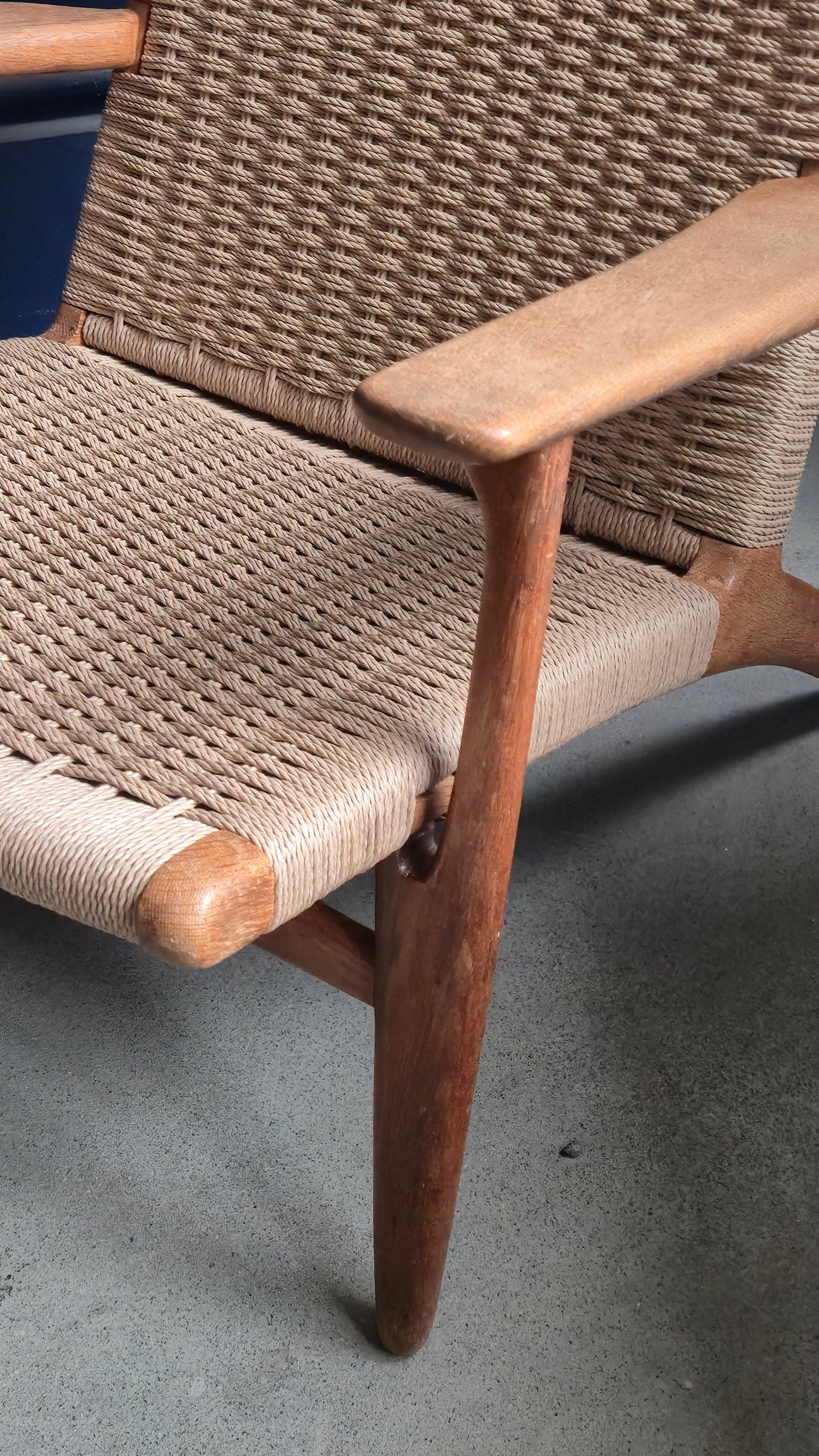 Poltrona lounge CH25, design Hans J. Wegner (1950), produzione originale Carl Hansen & Søn – Odense, Danimarca.